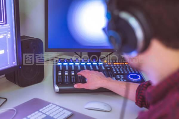 專業的剪輯室,用于視頻編輯和視頻制作顯示器和聲音混合臺