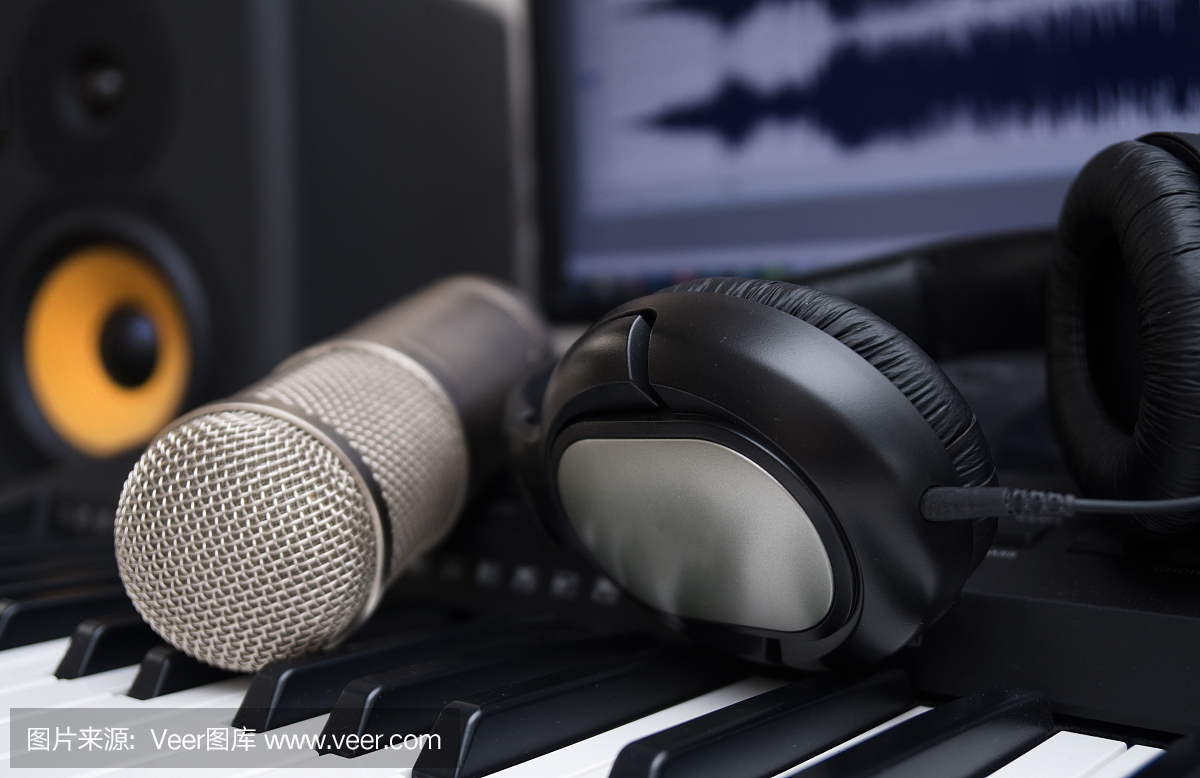 混頻器,電容麥克風(fēng)和專業(yè)監(jiān)視器。家庭音樂工作室的概念。