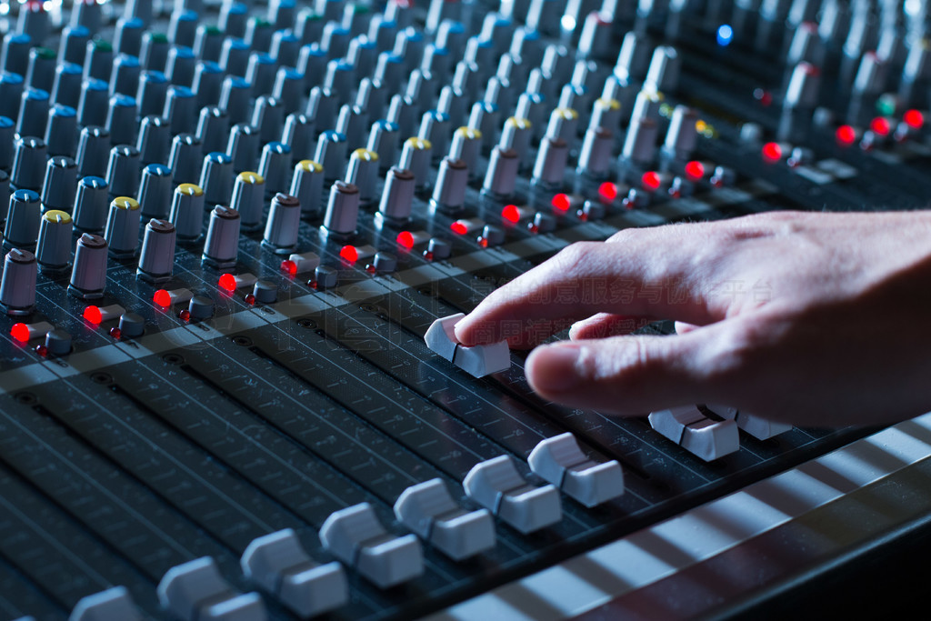 錄音室、調音臺的專業音樂制作生活方式免費下載_jpg格式_5472像素_編號43139870